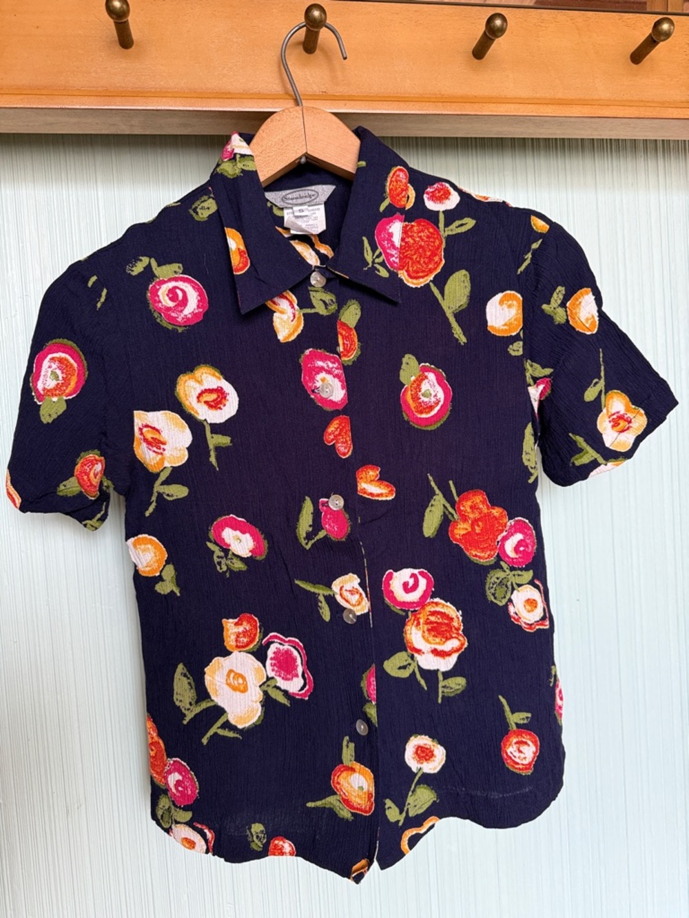 Vintage Resortwear 80s 90s Navy Blue Floral Button-Up Rayon Artsy Camp Shirt